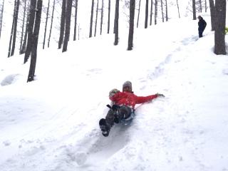 パウダースノーを滑るスノーキャニオニングは、ちょっとスリルな、冬のアクティビティー(^^♪　子供さんから参加できるよ！ イメージ