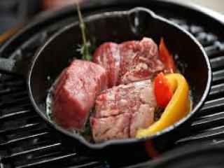 スキレットで焼くステーキは格別!
サービスでボトルワインも付いてます(^^♪ イメージ