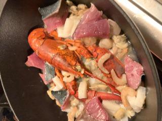 ブイヤーベース鍋(^^♪
余りのスープでリゾットも美味しい♪
※仕入れ状況により材料が異なります! イメージ