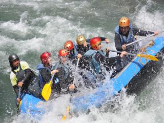 水上ラフティングで盛り上がろう!グループや家族で参加で遊べるよ(^^♪ ラフティングのBBQ付きのプランもお勧め出すよ。