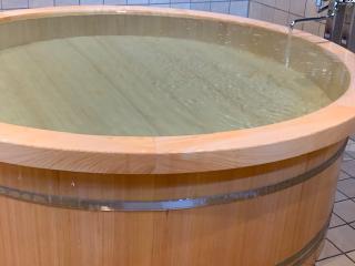 天然温泉の檜のお風呂でゆっくり、くつろいでください。（４名様で入れるお風呂です） イメージ
